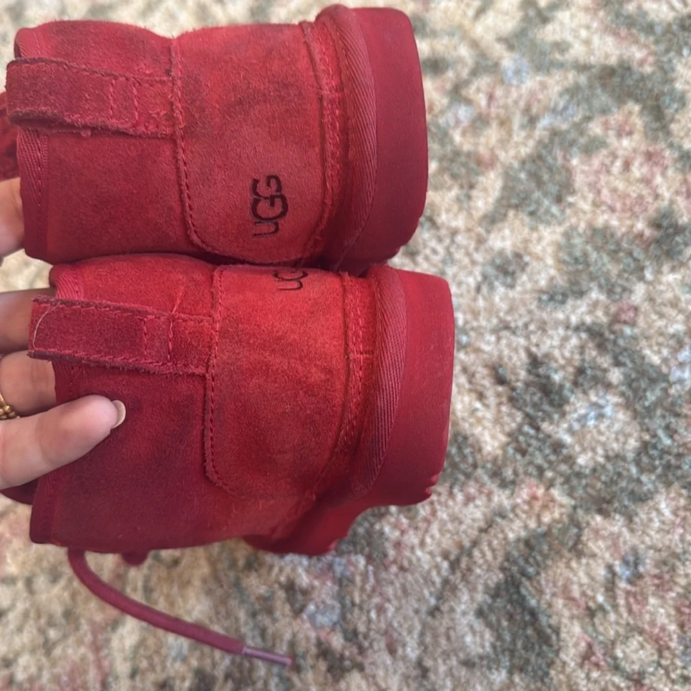 UGG vibrate red